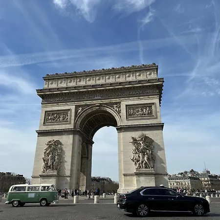 Lv2 Au Coeur De L'avenue Des Champs-elysees Arc De Triomphe Paris